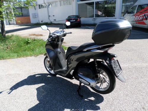 Honda<br>SH 150 mit Topcase – Bild 5
