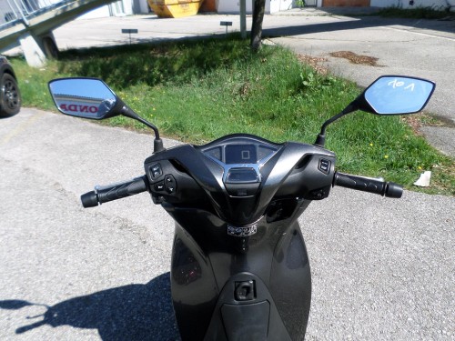 Honda<br>SH 150 mit Topcase – Bild 9