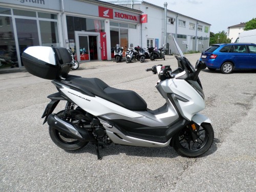 Honda<br>Forza 300 mit Topcase – Bild 2