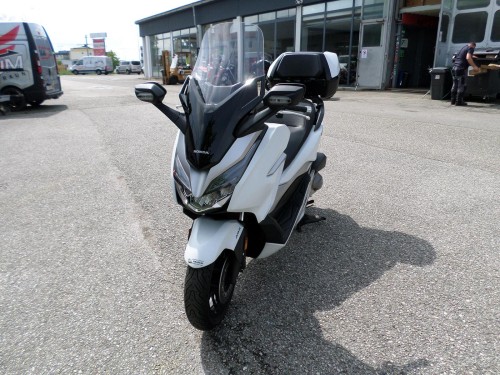 Honda<br>Forza 300 mit Topcase – Bild 7