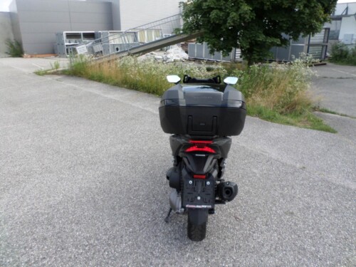 Honda<br>Forza 300 mit Topcase – Bild 4
