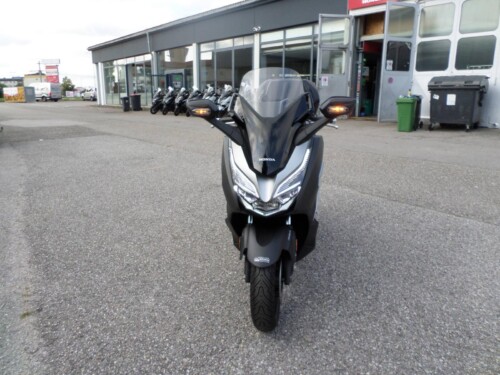 Honda<br>Forza 300 mit Topcase – Bild 8