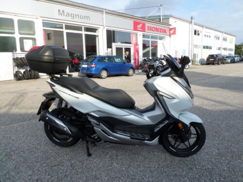Honda<br>Forza 300 mit Topcase – Bild 2