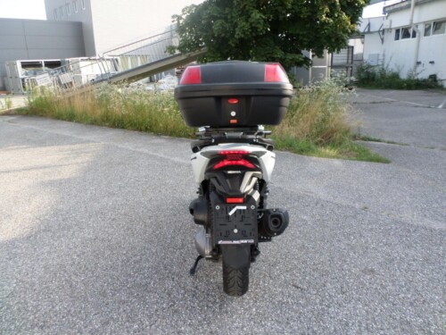 Honda<br>Forza 300 mit Topcase – Bild 4