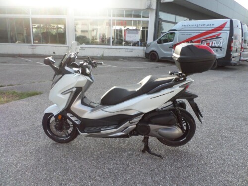 Honda<br>Forza 300 mit Topcase – Bild 6