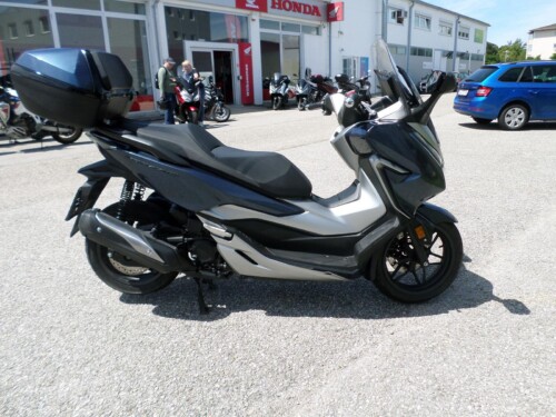 Honda<br>Forza 300 mit Topcase – Bild 2