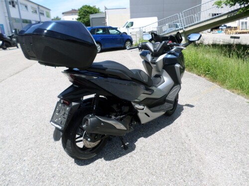Honda<br>Forza 300 mit Topcase – Bild 3