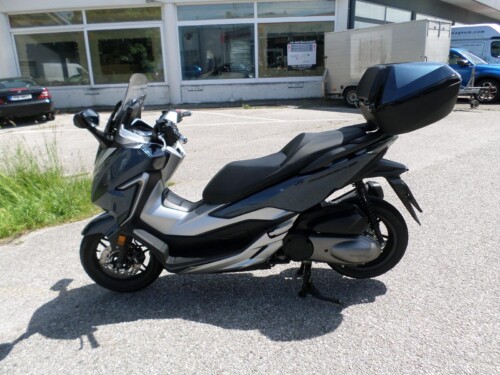 Honda<br>Forza 300 mit Topcase – Bild 6
