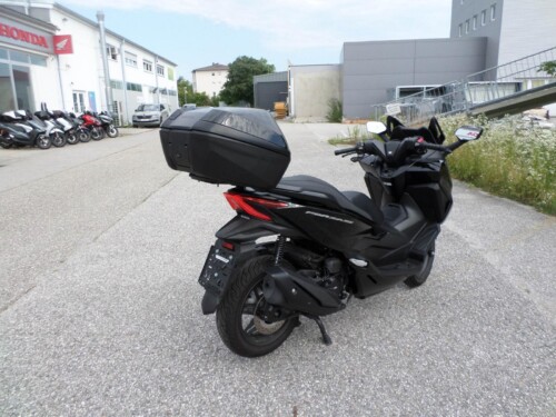 Honda<br>Forza 350 mit Topcase – Bild 3