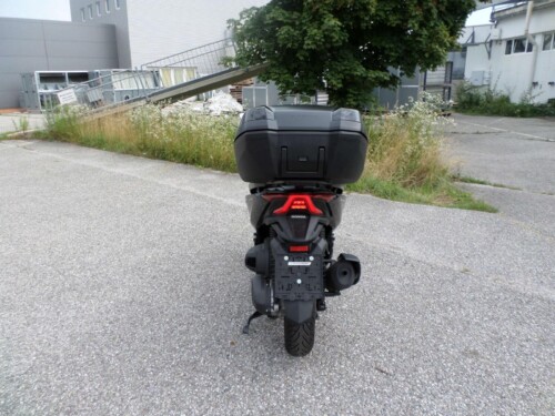 Honda<br>Forza 350 mit Topcase – Bild 4
