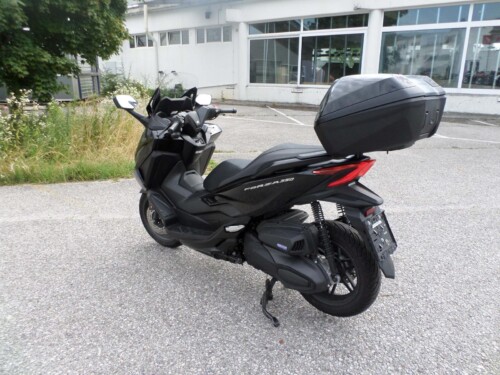 Honda<br>Forza 350 mit Topcase – Bild 5
