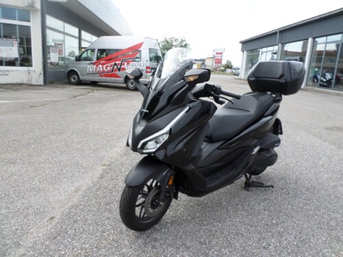 Honda<br>Forza 350 mit Topcase – Bild 7