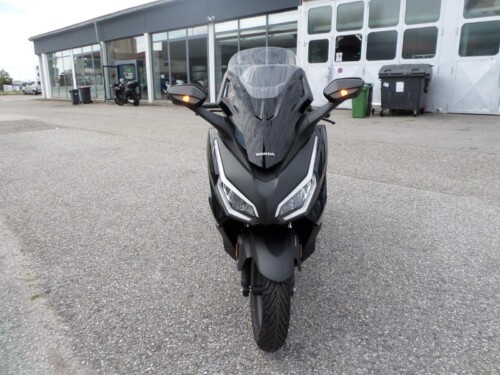Honda<br>Forza 350 mit Topcase – Bild 8