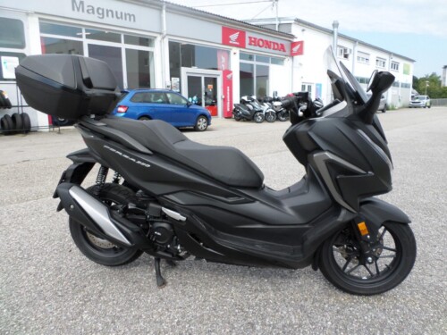 Honda<br>Forza 350 mit Topcase – Bild 2