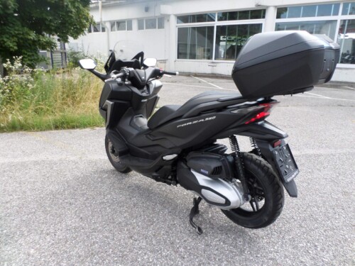 Honda<br>Forza 350 mit Topcase – Bild 5