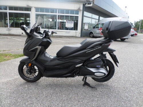 Honda<br>Forza 350 mit Topcase – Bild 6