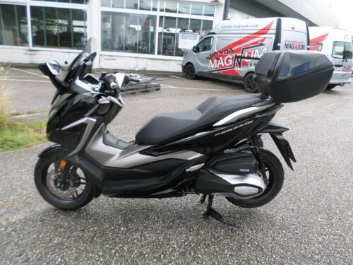 Honda<br>Forza 350 mit Topcase – Bild 6