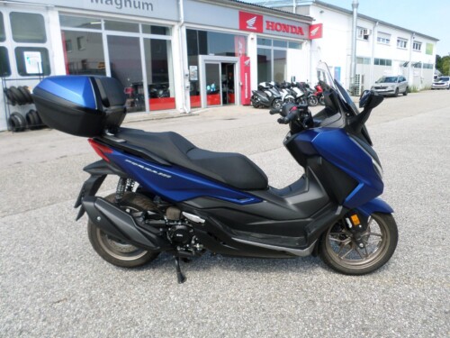 Honda<br>Forza 350 mit Topcase – Bild 2
