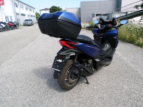 Honda<br>Forza 350 mit Topcase – Bild 3