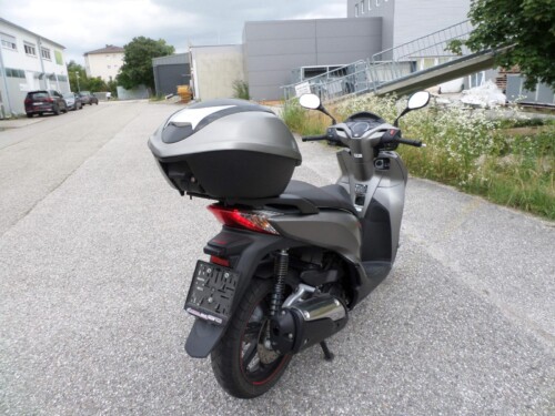 Honda<br>SH 300 mit Topcase – Bild 3