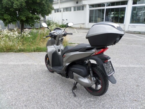 Honda<br>SH 300 mit Topcase – Bild 5